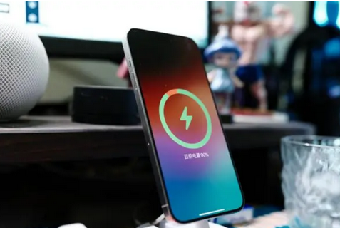 锡林浩特苹果15换屏服务分享用什么充电器给iPhone15充电更好 